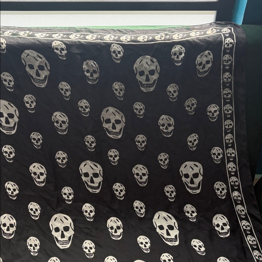 Alexander McQueen Silk Skull Scarf - Picture 7 of 11